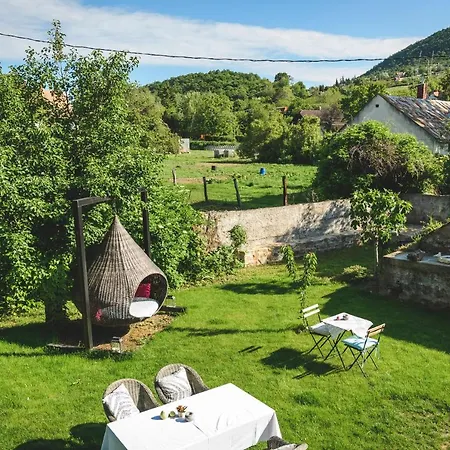 Vankos Bed and Breakfast 3*